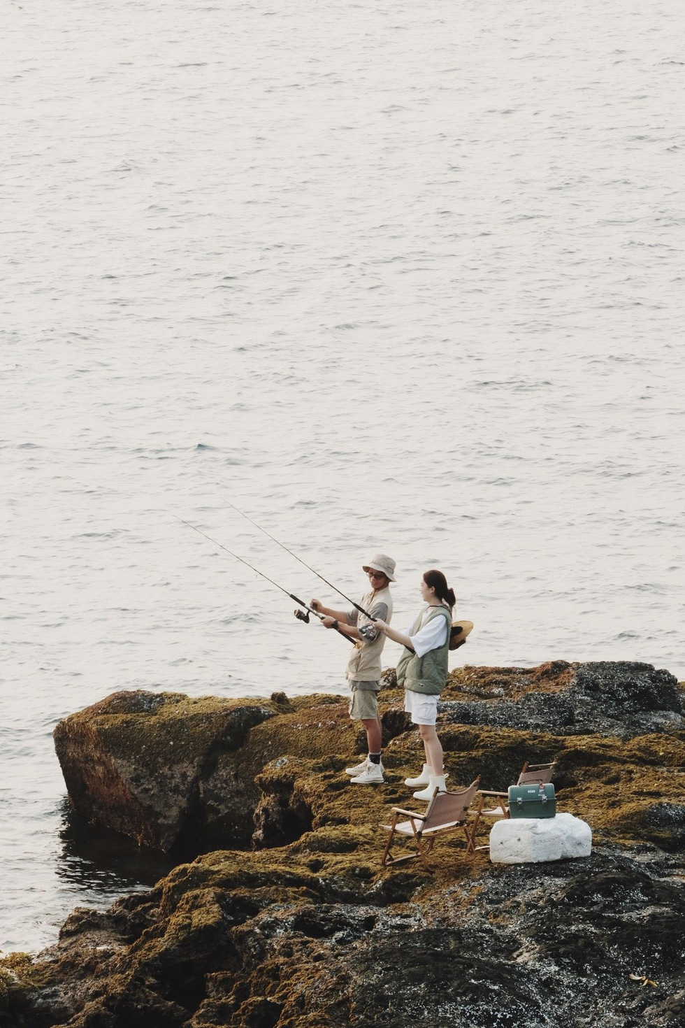 Cô dâu chú rể mặc đồ ngư dân câu cá, nhảy múa trên bờ biển… chụp ảnh cưới - Ảnh 3.