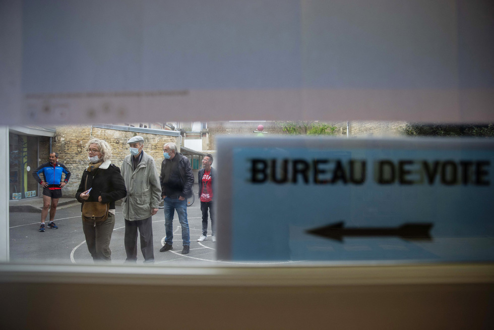 A series of photos of French voters going to vote for the owner of the Elysee Palace - Photo 6.