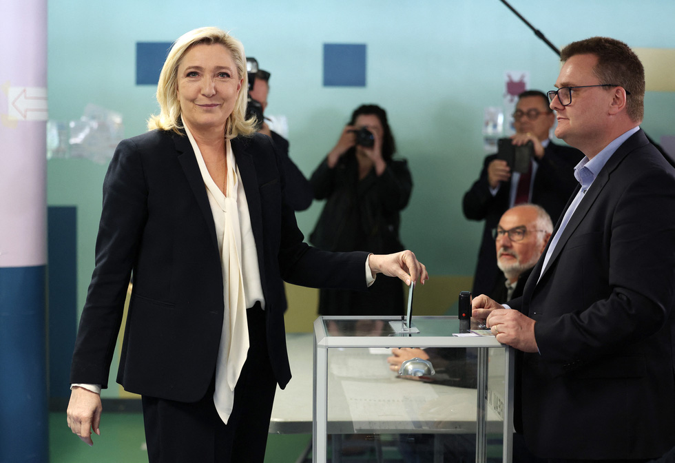 A series of photos of French voters going to vote for the owner of the Elysee Palace - Photo 8.