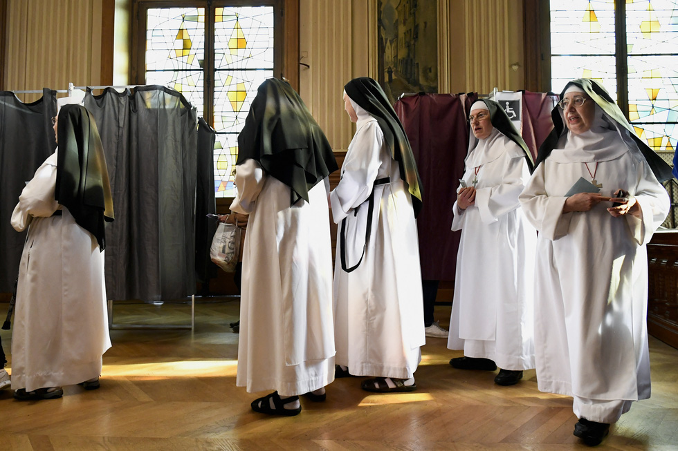 A series of photos of French voters going to vote for the owner of the Elysee Palace - Photo 4.