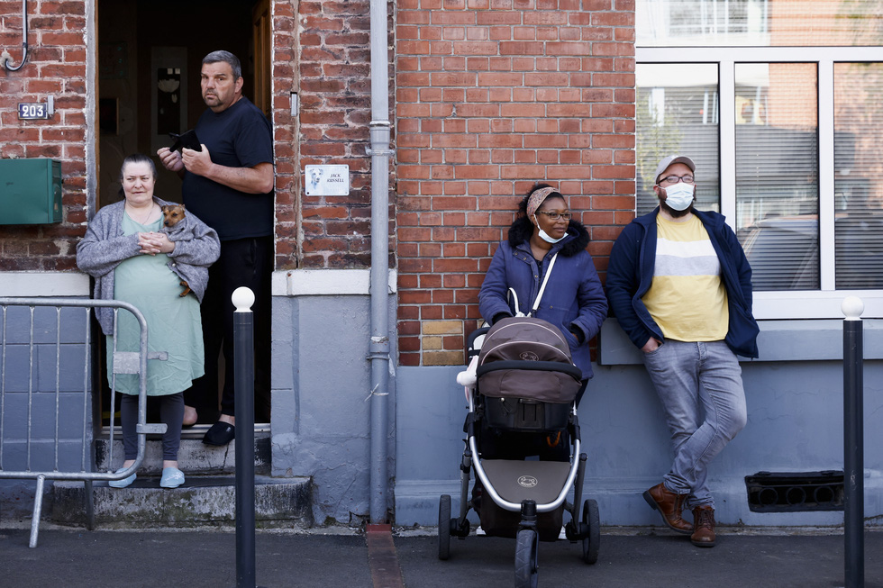 A series of photos of French voters going to vote for the owner of the Elysee Palace - Photo 2.