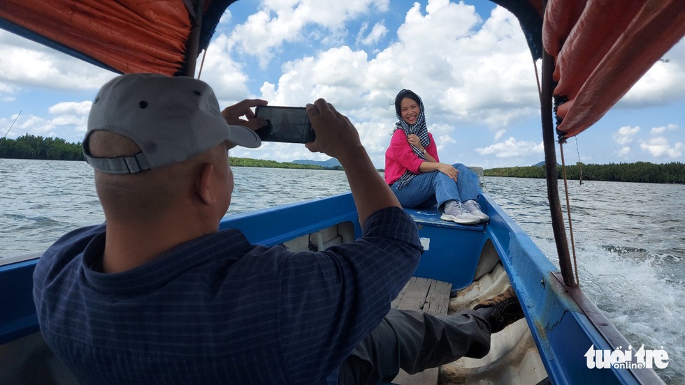 On holiday, return to Dong Ho - saltwater lagoon with sweet fruits, drop nets to catch fish and watch birds in the sky - Photo 7.