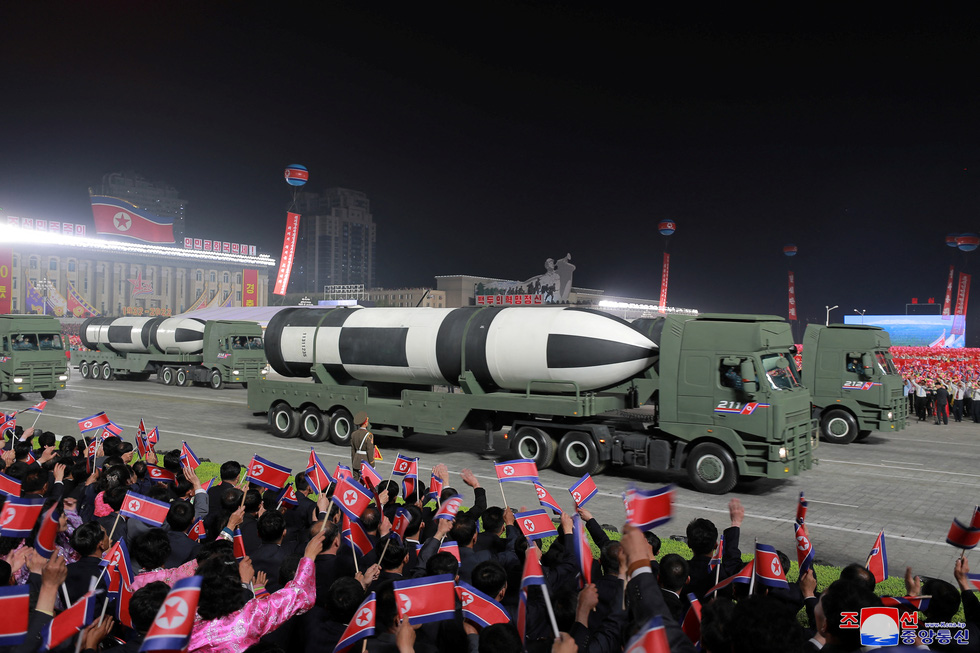 Triều Tiên công bố hình ảnh duyệt binh với sự xuất hiện của tên lửa đạn đạo Hwasong-17 - Ảnh 6.
