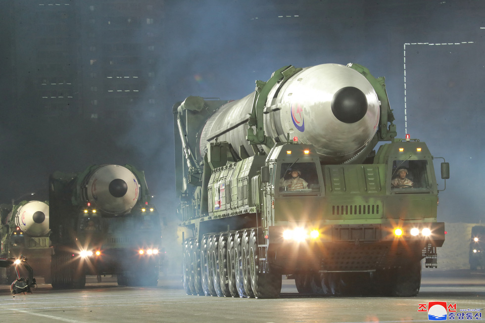 Triều Tiên công bố hình ảnh duyệt binh với sự xuất hiện của tên lửa đạn đạo Hwasong-17 - Ảnh 5.