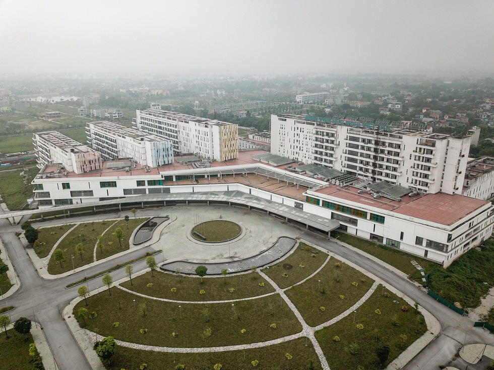 Cảnh hoang vắng hai cơ sở bệnh viện Bạch Mai, Việt Đức ngàn tỉ khánh thành rồi… đóng cửa - Ảnh 3.