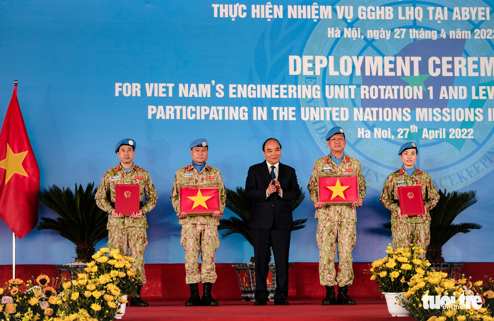Chủ tịch nước, Bộ trưởng Bộ Quốc phòng ra sân bay tiễn chiến sĩ mũ nồi xanh đi làm nhiệm vụ - Ảnh 3.