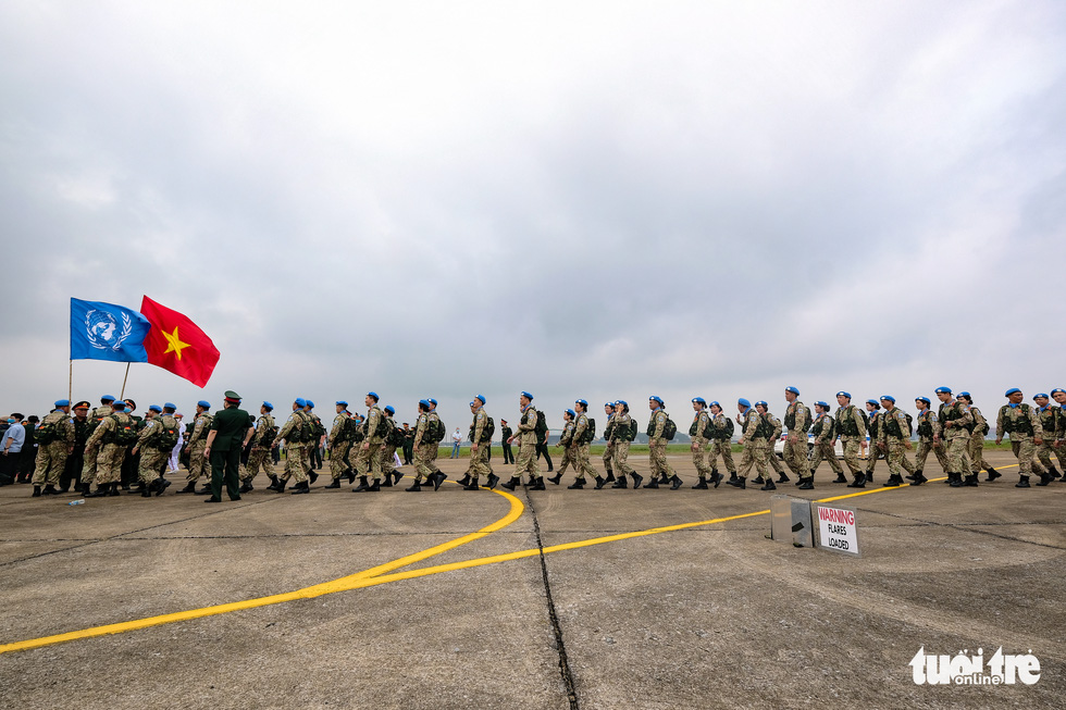 Chủ tịch nước, Bộ trưởng Bộ Quốc phòng ra sân bay tiễn chiến sĩ mũ nồi xanh đi làm nhiệm vụ - Ảnh 6.