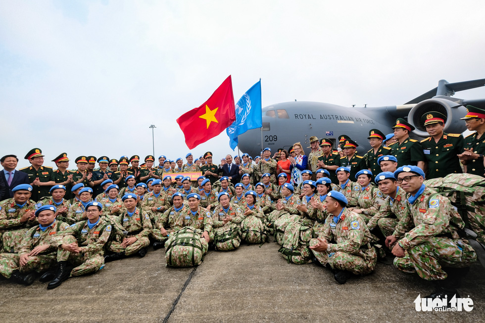 Chủ tịch nước, Bộ trưởng Quốc phòng ra sân bay tiễn chiến sĩ mũ nồi xanh đi làm nhiệm vụ - Ảnh 1.