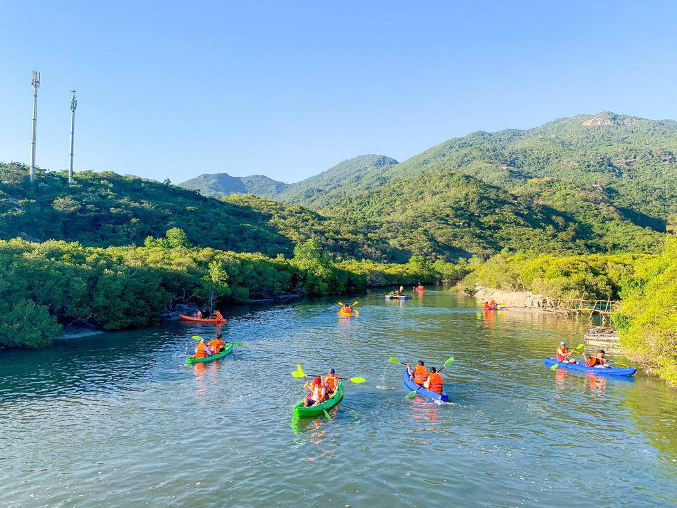 Come to Nha Trang to enjoy the blue sea, explore the great thousands - Photo 5.