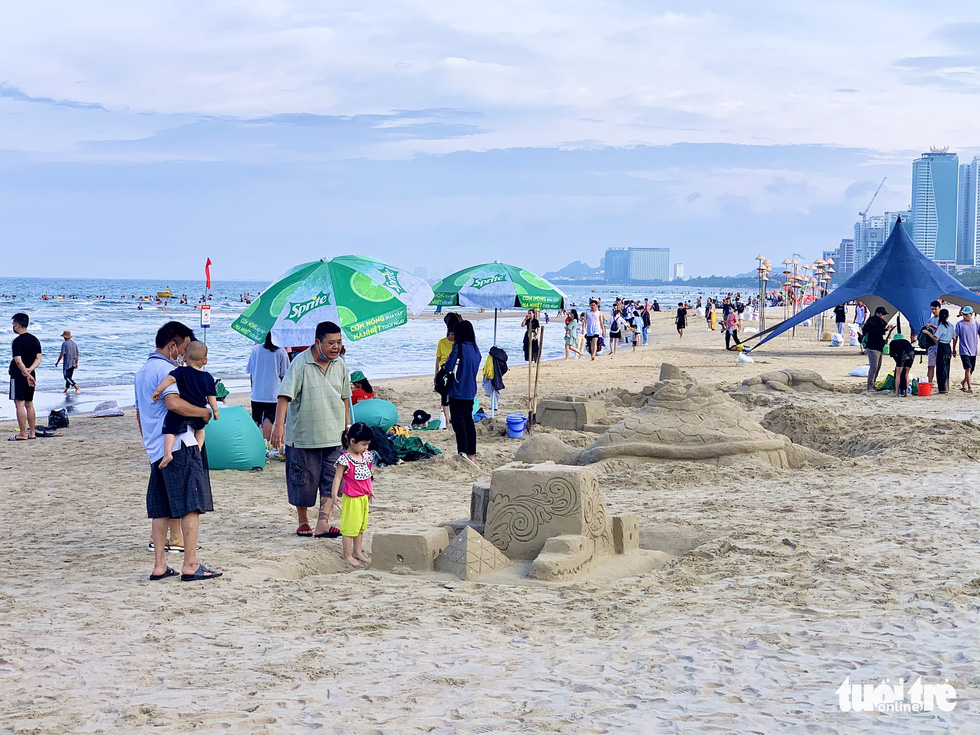 Bạn trẻ truyền thông điệp bằng tượng cát trên bãi biển Đà Nẵng - Ảnh 2.