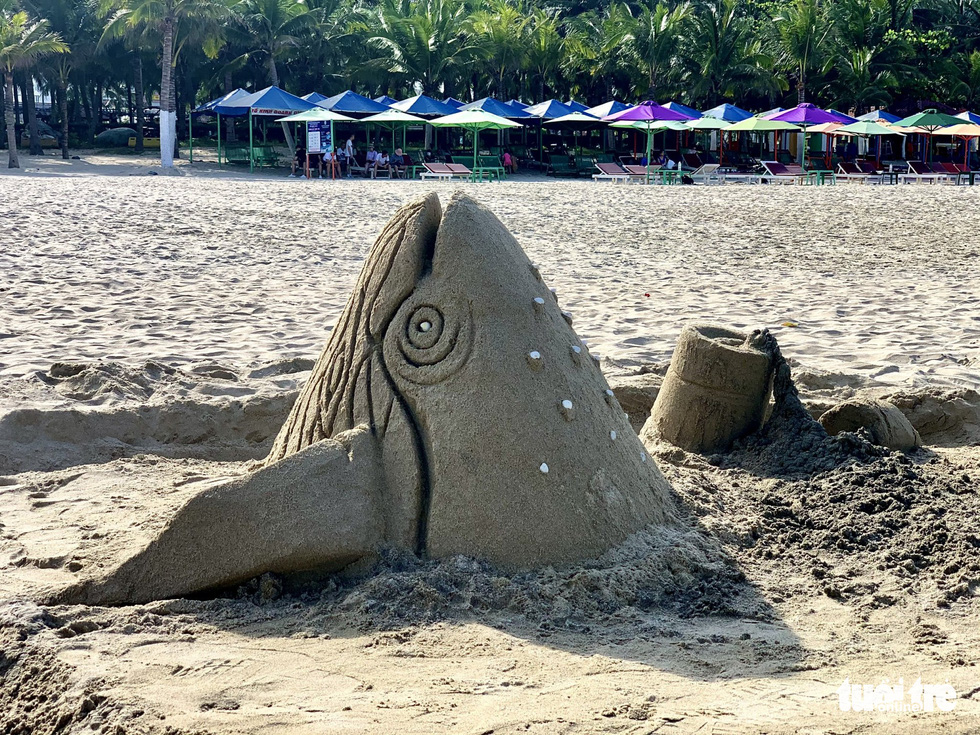 Bạn trẻ truyền thông điệp bằng tượng cát trên bãi biển Đà Nẵng - Ảnh 4.