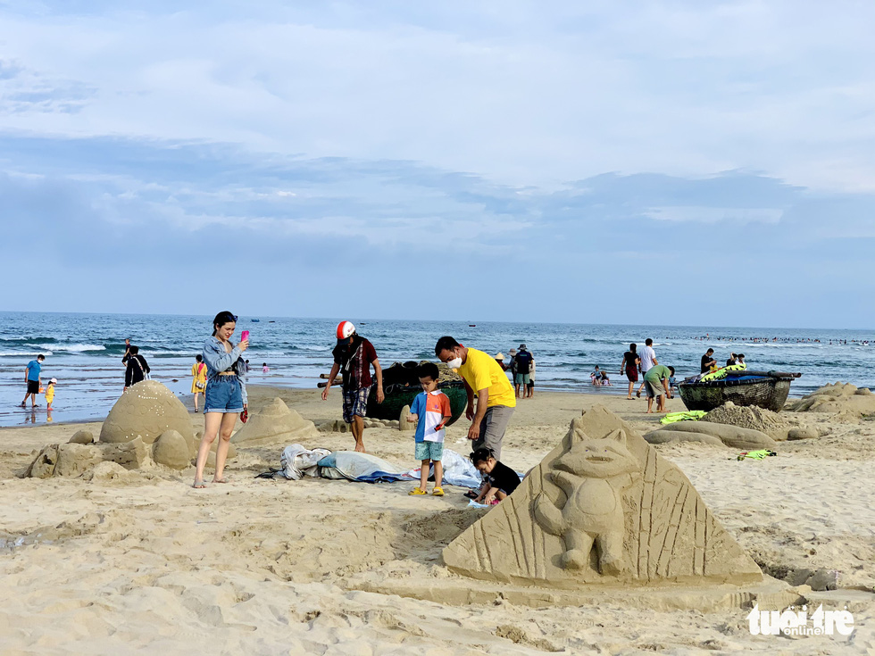 Bạn trẻ truyền thông điệp bằng tượng cát trên bãi biển Đà Nẵng - Ảnh 7.