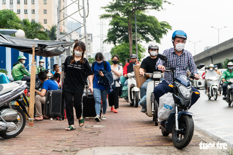 Người dân bắt đầu về quê nghỉ lễ, CSGT Hà Nội huy động hết lực lượng - Ảnh 11.