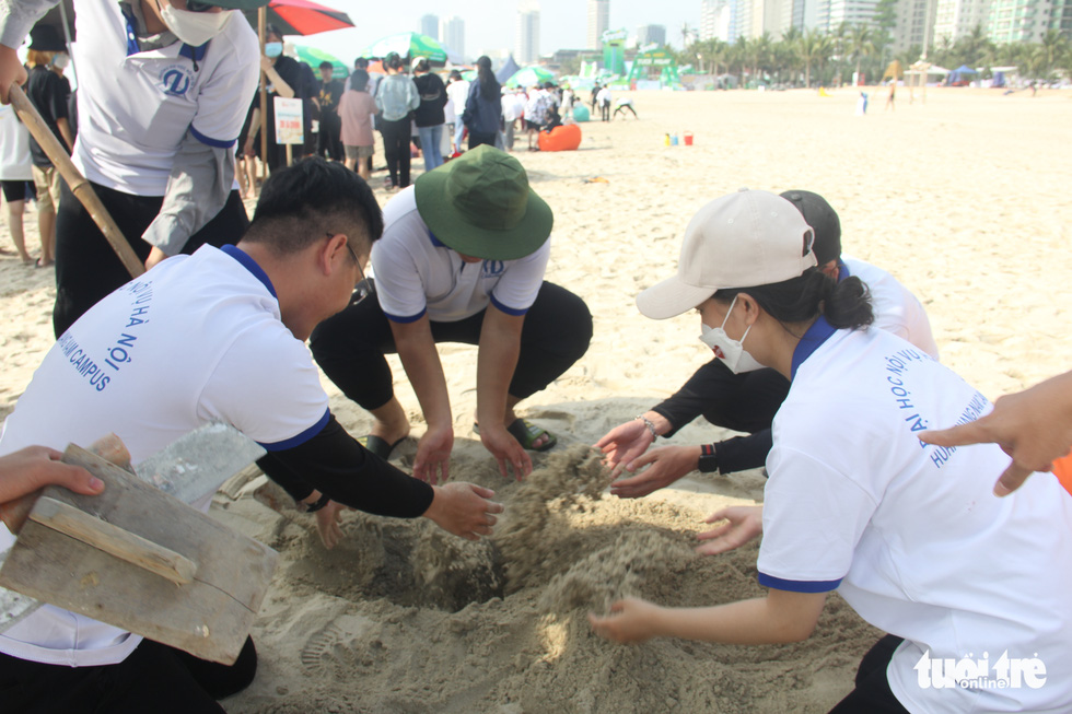 Bạn trẻ truyền thông điệp bằng tượng cát trên bãi biển Đà Nẵng - Ảnh 5.