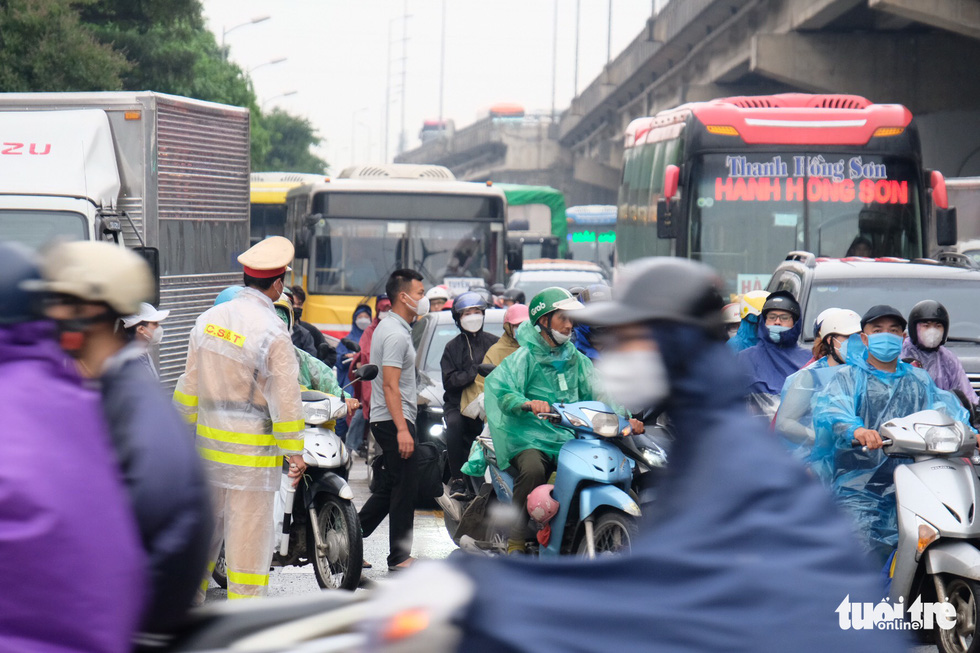 Người dân bắt đầu về quê nghỉ lễ, CSGT Hà Nội huy động hết lực lượng - Ảnh 7.