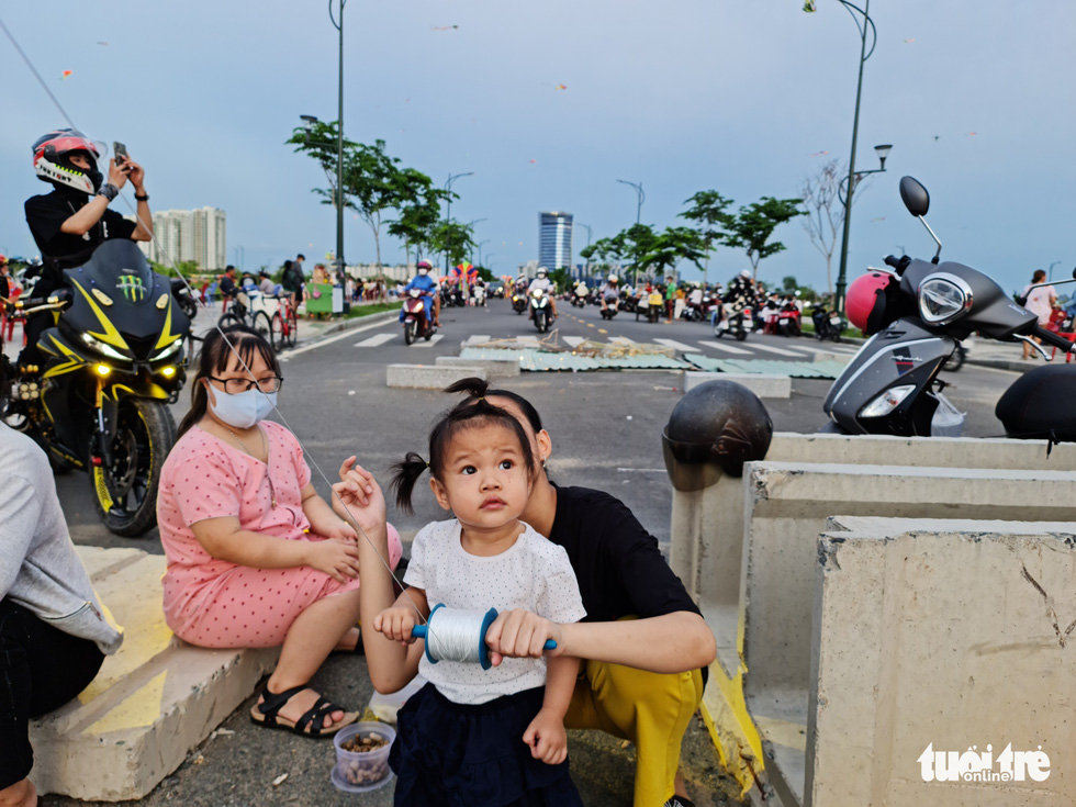 Nghỉ lễ ra cánh đồng diều lộng gió đầy hương vị tuổi thơ - Ảnh 8.