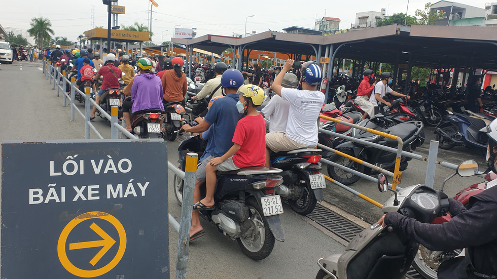 Lễ 30-4: Thịt, cá, rau củ... hút hàng, nhân viên nhiều siêu thị phải chạy vắt chân lên cổ - Ảnh 3.