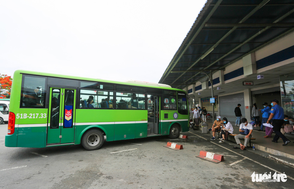 Thiếu xe khách, bến xe Miền Tây điều xe buýt chở dân về quê - Ảnh 2.