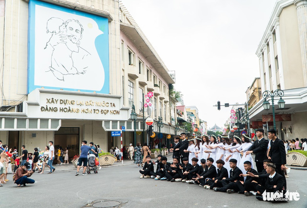 Ngày đầu nghỉ lễ 30-4: Khách ùn ùn đổ về các khu vui chơi - Ảnh 7. Ngày đầu nghỉ lễ 30-4: Khách ùn ùn đổ về các khu vui chơi - Ảnh 7.