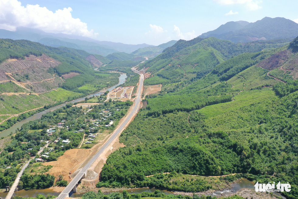 Toàn cảnh tuyến đường La Sơn - Túy Loan sắp đi vào khai thác - Ảnh 14.