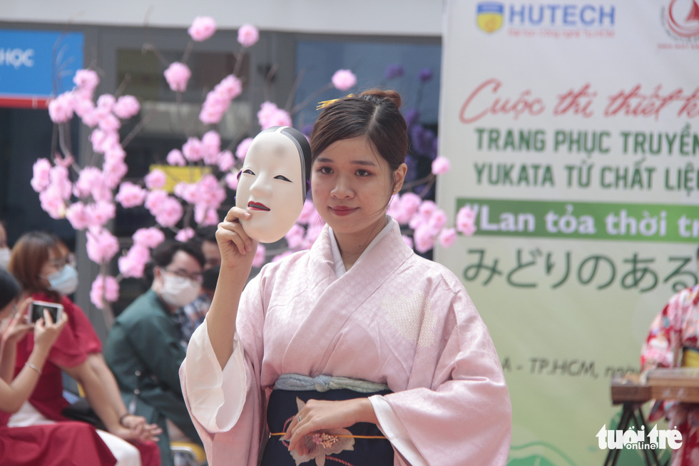 Áo mưa, giấy báo, rèm vải... làm nên những bộ yukata đặc sắc - Ảnh 10.