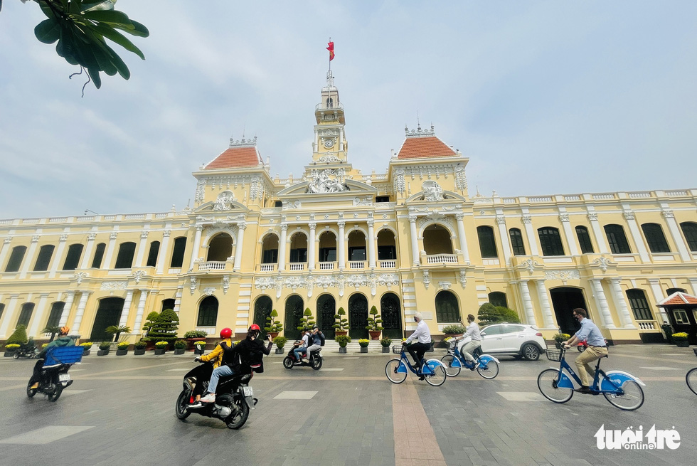 Đặc phái viên thương mại Thủ tướng Anh: ‘TP.HCM là TP dành để đạp xe’ - Ảnh 2.