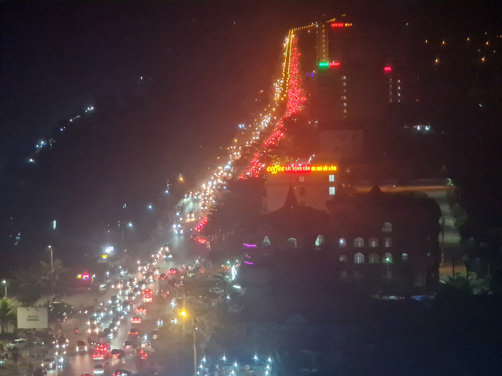 Đông nghịt người dân tới phố đi bộ đầu tiên ở TP Vinh, du khách chen nhau xem pháo hoa ở Cửa Lò - Ảnh 3.