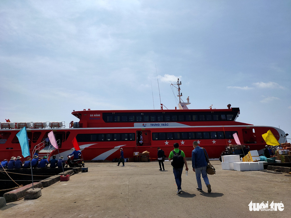 Gần 400 hành khách đầu tiên đi tàu từ Đà Nẵng đã đặt chân lên đảo Lý Sơn - Ảnh 5.