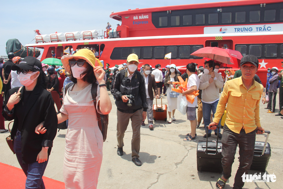 Gần 400 hành khách đầu tiên đi tàu từ Đà Nẵng đã đặt chân lên đảo Lý Sơn - Ảnh 2.