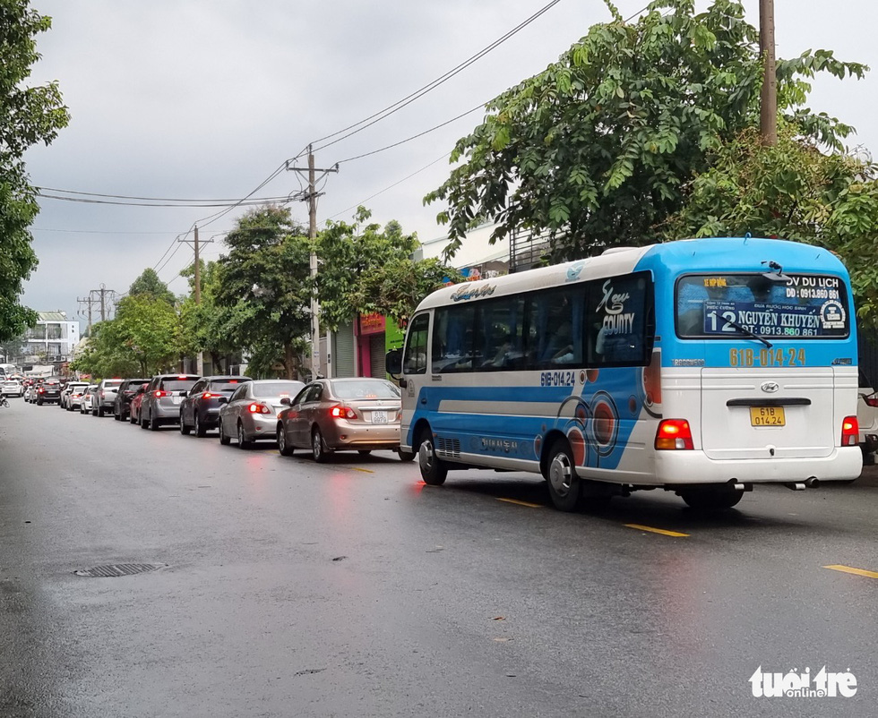 Bình Dương: Xe hơi trở đầu, xe máy dắt bộ sau mưa lớn chiều tối 10-5 - Ảnh 4.