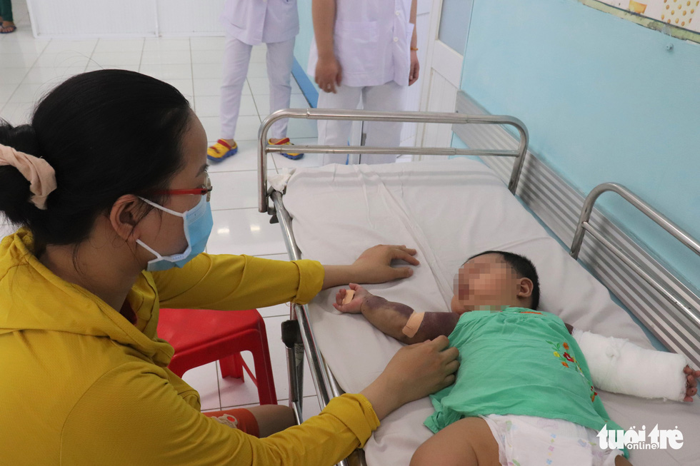 Trẻ mắc sốt xuất huyết nặng tăng, phụ huynh rơi nước mắt khi con qua cơn nguy hiểm - Ảnh 2.