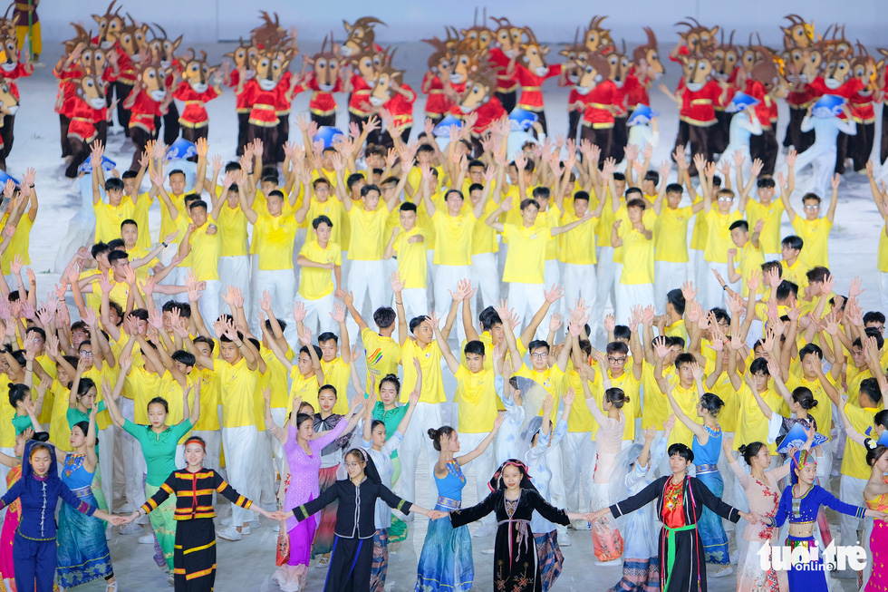 Hàng nghìn nghệ sĩ cùng ánh sáng hiện đại trong buổi tổng duyệt lễ khai mạc SEA Games 31 - Ảnh 2.