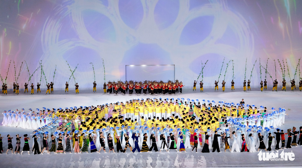 Hàng nghìn nghệ sĩ cùng ánh sáng hiện đại trong buổi tổng duyệt lễ khai mạc SEA Games 31 - Ảnh 11.