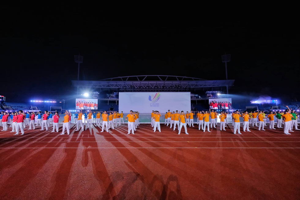 SEA Games 31 khai mạc bằng bữa tiệc âm thanh và ánh sáng rực rỡ - Ảnh 34.