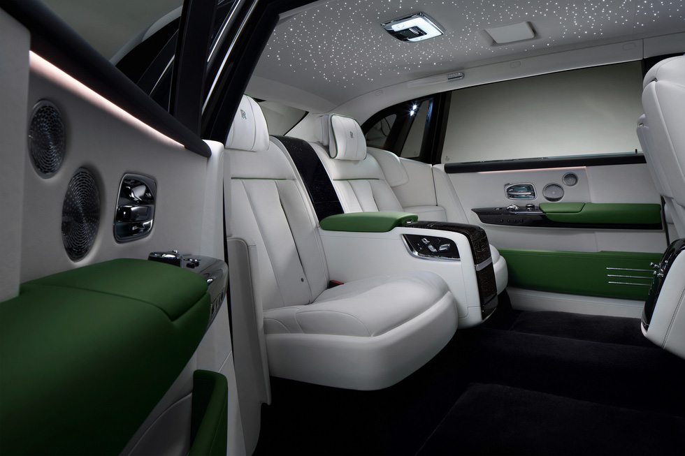 Rolls-Royce Phantom 2023 ra mắt: Tản nhiệt phát sáng, nhiều tùy chọn mới cho giới siêu giàu - Ảnh 3.