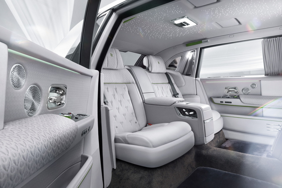 Rolls-Royce Phantom 2023 ra mắt: Tản nhiệt phát sáng, nhiều tùy chọn mới cho giới siêu giàu - Ảnh 4.