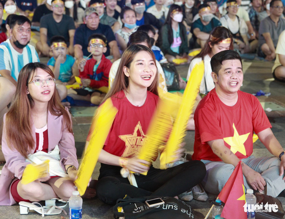 Khán giả tại phố đi bộ Nguyễn Huệ đội mưa ‘cháy’ cùng U23 Việt Nam - Ảnh 4.