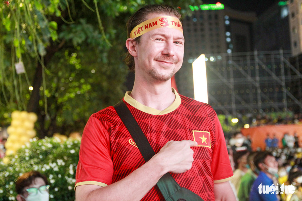 Khán giả tại phố đi bộ Nguyễn Huệ đội mưa ‘cháy’ cùng U23 Việt Nam - Ảnh 5.
