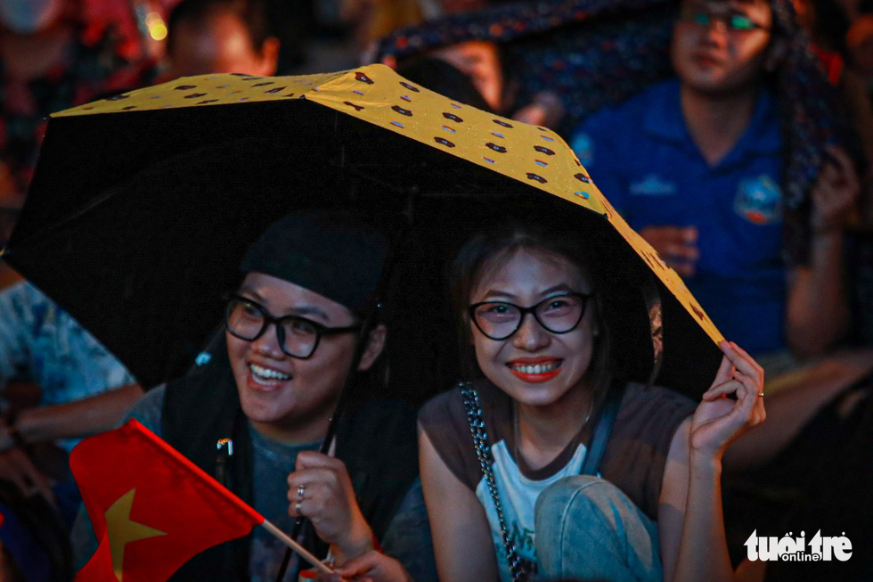 Khán giả tại phố đi bộ Nguyễn Huệ đội mưa ‘cháy’ cùng tuyển Việt Nam - Ảnh 9.