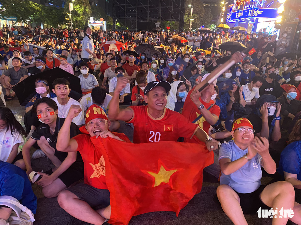 Khán giả tại phố đi bộ Nguyễn Huệ đội mưa ‘cháy’ cùng tuyển Việt Nam - Ảnh 10.