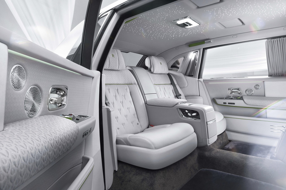Rolls-Royce Phantom 2023 ra mắt: Tản nhiệt phát sáng, nhiều tùy chọn mới cho giới siêu giàu - Ảnh 11.