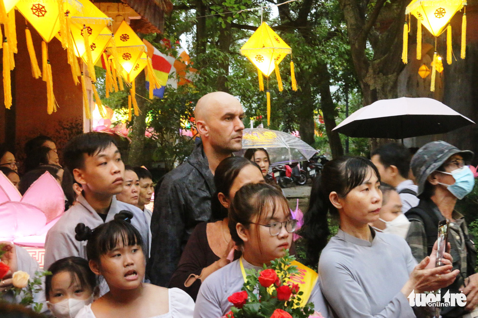Người Huế đội mưa rước xe hoa mừng Phật đản - Ảnh 4.