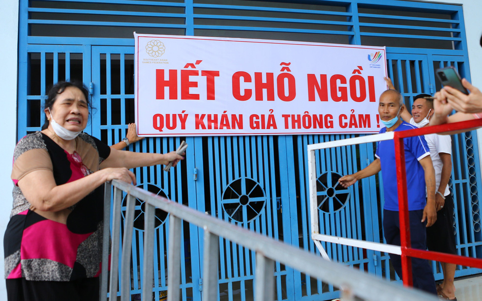 Sân Cẩm Phả vỡ trận phát vé miễn phí trận tuyển nữ Việt Nam - Campuchia - Ảnh 7.