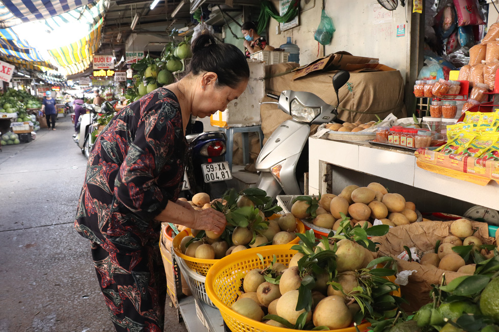 Lễ Phật đản: Hoa trái dồi dào, giá bán ổn định, nhiều nơi giảm - Ảnh 1.
