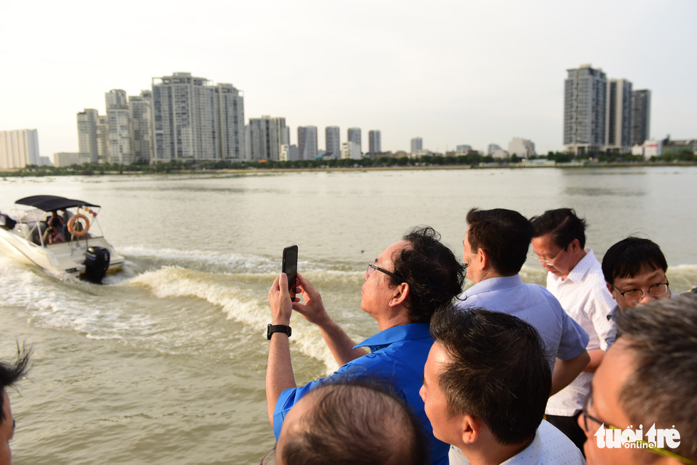 Bí thư, Chủ tịch TP.HCM khảo sát tìm cách phát triển sông Sài Gòn - Ảnh 2.