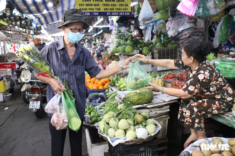Lễ Phật đản: Hoa trái dồi dào, giá bán ổn định, nhiều nơi giảm - Ảnh 1.