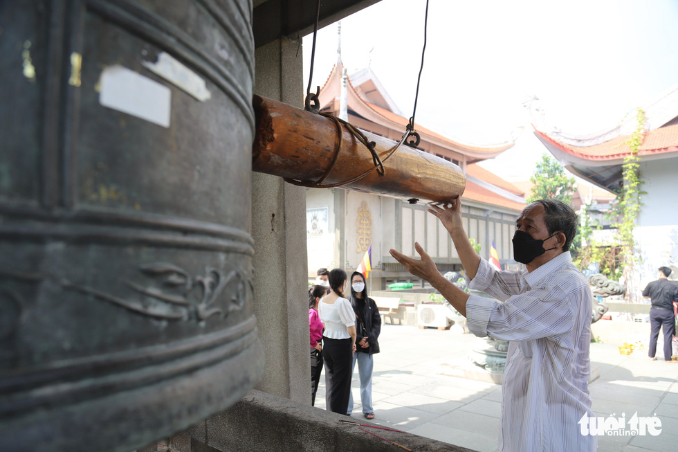 Đông đảo người dân TP.HCM viếng chùa cầu an nhân Phật đản - Ảnh 7.