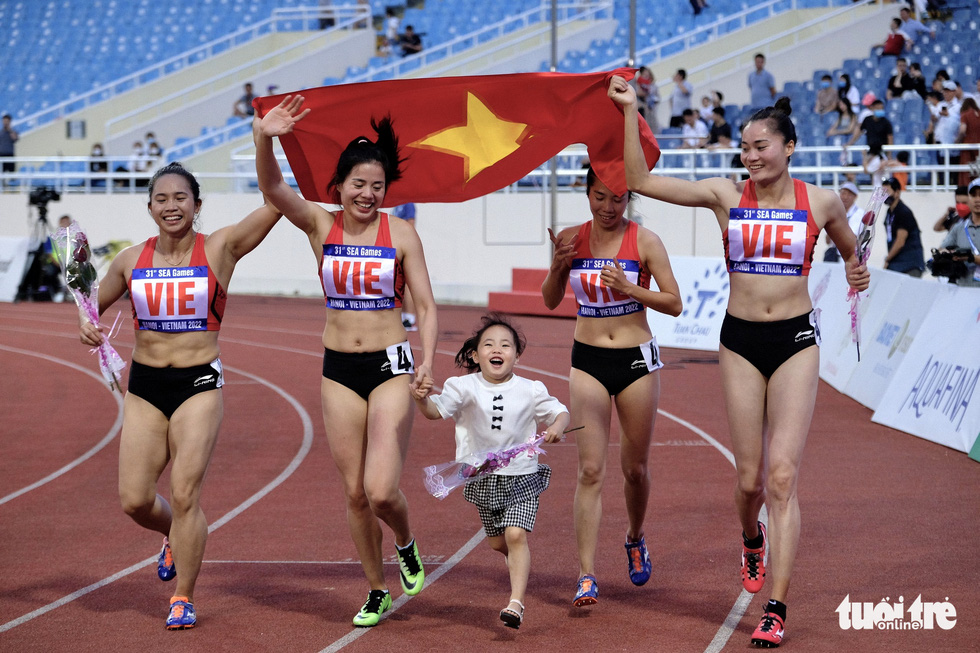 Nguyễn Thị Huyền ôm con gái sau khi đạt mốc 10 huy chương vàng SEA Games - Ảnh 4.