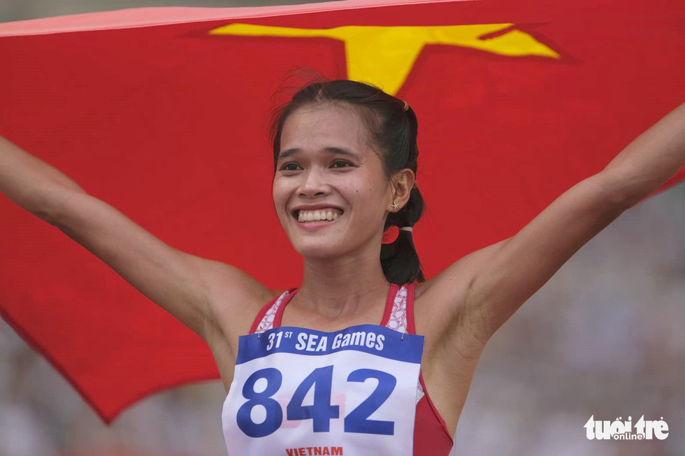 Nguyễn Thị Huyền ôm con gái sau khi đạt mốc 10 huy chương vàng SEA Games - Ảnh 9.