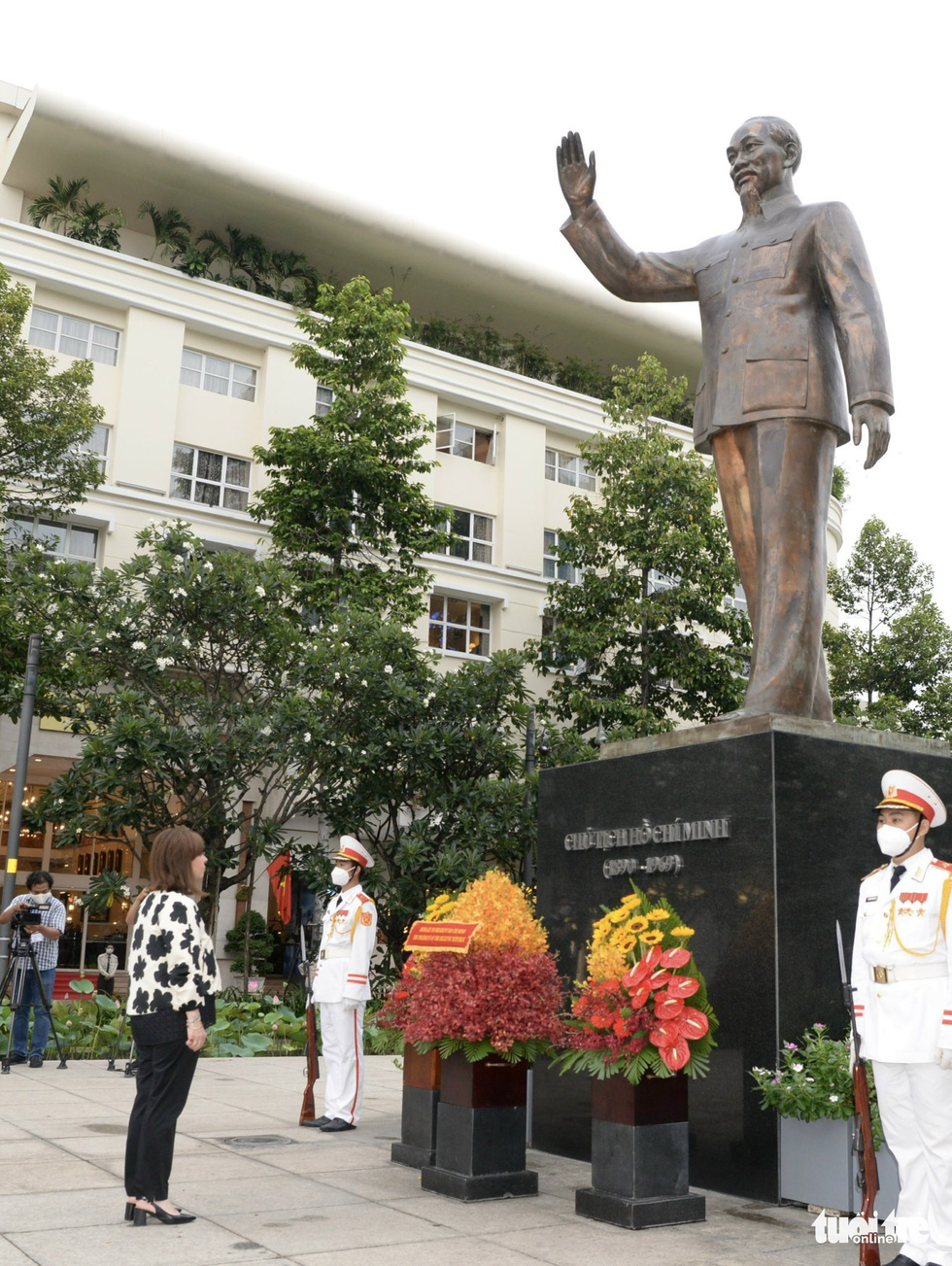 Tổng thống Hy Lạp dâng hoa tượng đài Chủ tịch Hồ Chí Minh, gặp lãnh đạo UBND TP.HCM - Ảnh 2.